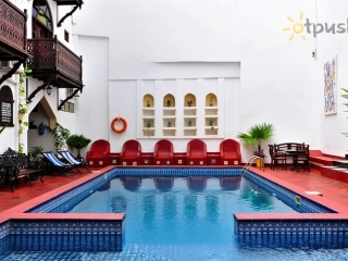 Dhow Palace Hotel